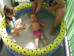 Samen in het kinderbadje